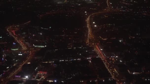 Noite Dubai vista da janela do avião voador . — Vídeo de Stock