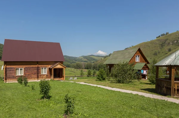 Centro de recreación centro de mejora de la salud granja de cría maral Kaimskoye se encuentra en el territorio de la krai Altai —  Fotos de Stock