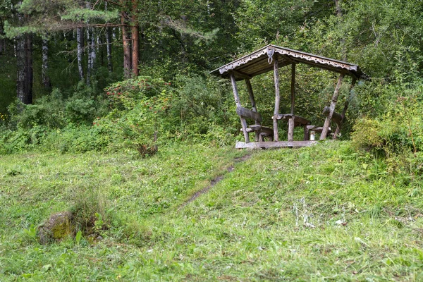 Nádherné dřevěné vyřezávané altán na zdraví terrenkur stezka podél řeky hory Belokurikha — Stock fotografie