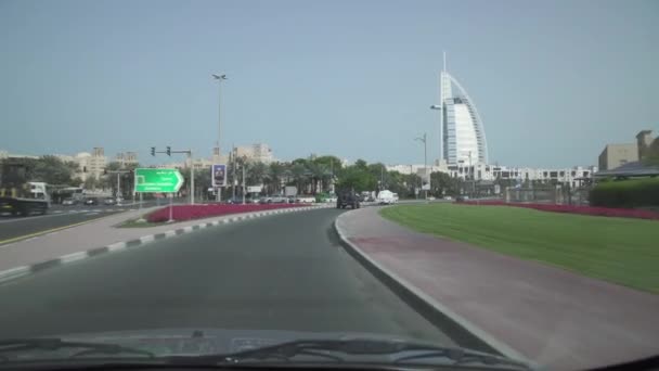 Viajar por las carreteras de Dubai, Burj Al Arab Hotel, vista desde la ventana del coche material de archivo de vídeo — Vídeo de stock