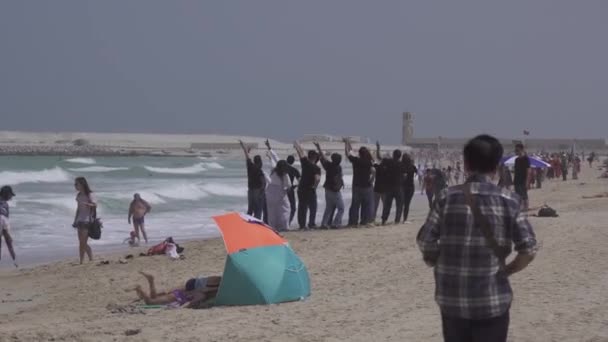 游客被拍照的背景上波斯湾的公共朱美拉露天海滩, 迪拜股票视频 — 图库视频影像