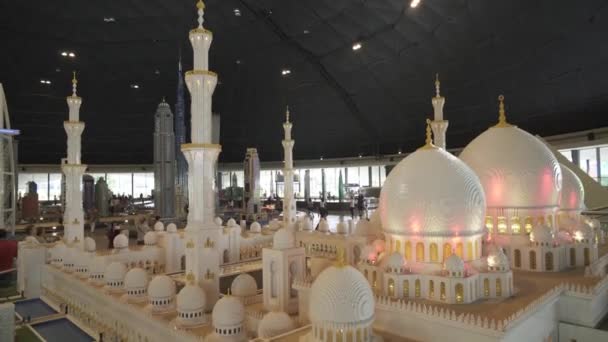 Выставка макетов самых известных достопримечательностей, сделанных из Лего частей в Леголенде в Дубае Парки и курорты видео — стоковое видео