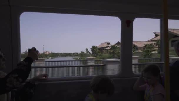 Trasporto di turisti in autobus dal parcheggio all'ingresso del Dubai Parks and Resorts stock footage video — Video Stock
