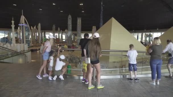 Exposição de maquetes dos marcos mais famosos feitos de peças de Lego em Miniland Legoland no Dubai Parks and Resorts — Vídeo de Stock