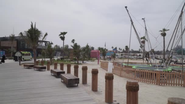 Novo espaço de praia e entretenimento La Mer stock footage vídeo — Vídeo de Stock