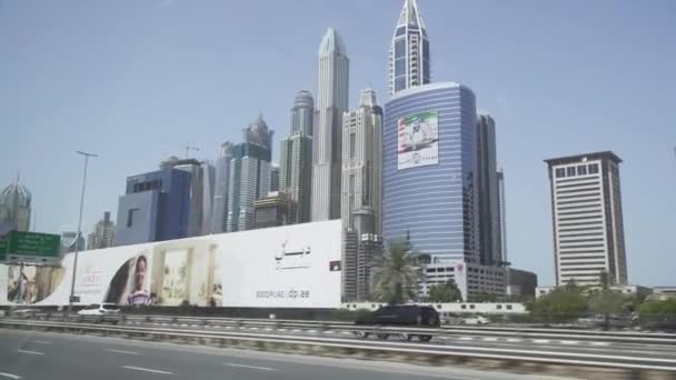 Reisen auf den Straßen Dubais, Wolkenkratzer der Hafengegend Dubais, Blick aus dem Autofenster — Stockvideo