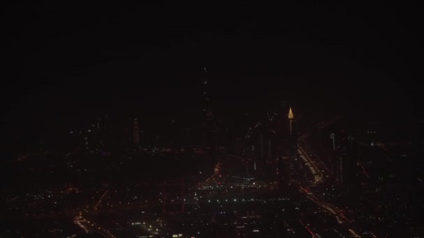 Noite Dubai vista da janela do avião voador . — Vídeo de Stock