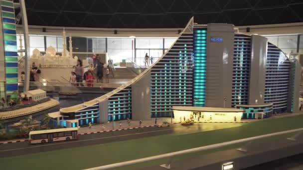 Tentoonstelling van maquettes Jumeirah Beach Hotel en Burj Al Arab Hotel gemaakt van Lego stukken in Miniland Legoland op Dubai Parks and Resorts stock footage video — Stockvideo