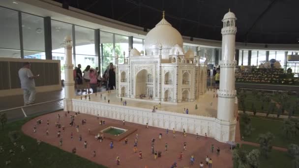 Tentoonstelling van maquettes Taj Mahal gemaakt van Lego stukken in Miniland Legoland op Dubai Parks and Resorts stock footage video — Stockvideo