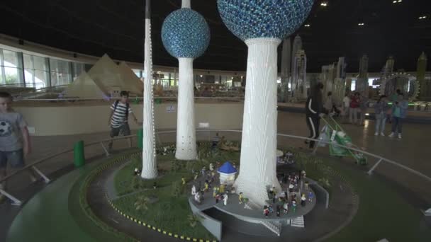 Tentoonstelling van maquettes Kuwait Towers gemaakt van Lego stukken in Miniland Legoland op Dubai Parks and Resorts stock footage video — Stockvideo