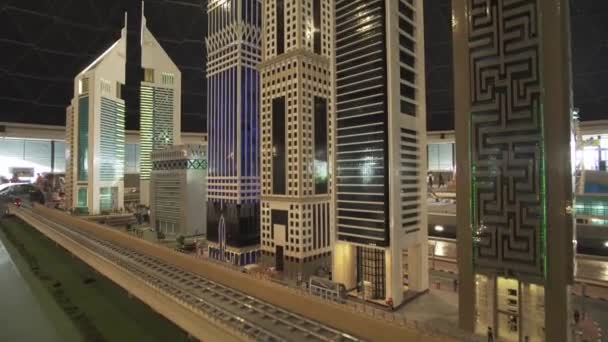 Exposição de arranha-céus de Dubai feitos de peças de Lego em Miniland Legoland no Dubai Parks and Resorts — Vídeo de Stock