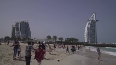 Kamu Jumeirah açık plaj kıyısında Basra Körfezi, Dubai stok görüntüleri video