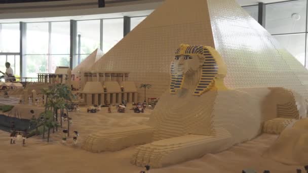 Tentoonstelling van maquettes van Egypte gemaakt van Lego stukken in Miniland Legoland op Dubai Parks and Resorts stock footage video — Stockvideo