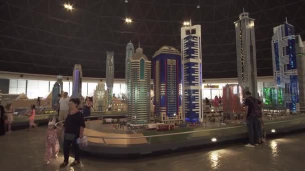 Esposizione di grattacieli modellati di Dubai realizzati con pezzi Lego in Miniland Legoland presso Dubai Parks and Resorts stock footage video — Video Stock