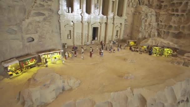 Exposición de maquetas Petra hecha de piezas de Lego en Miniland Legoland en Dubai Parks and Resorts — Vídeos de Stock