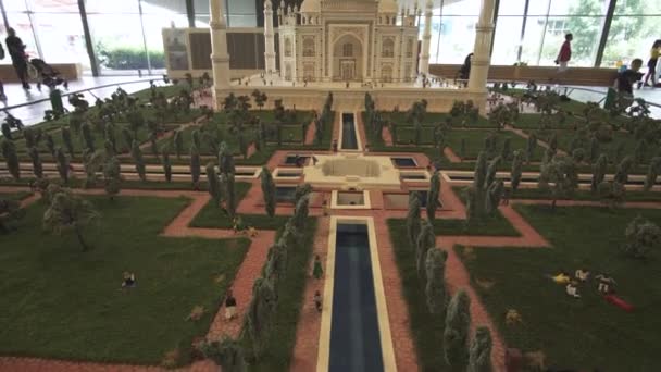 Tentoonstelling van maquettes Taj Mahal gemaakt van Lego stukken in Miniland Legoland op Dubai Parks and Resorts stock footage video — Stockvideo