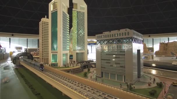 Exposição de maquetes Metrô de Dubai perto de arranha-céus feitos de peças de Lego em Miniland Legoland no Dubai Parks and Resorts — Vídeo de Stock
