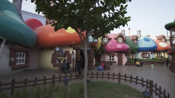 Έδαφος της διασκέδασης Village Στρουμφάκια στο Motiongate στο Ντουμπάι Parks and Resorts Χρηματιστήριο πλάνα βίντεο — Αρχείο Βίντεο