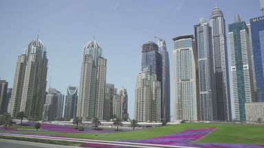 Dubai, Dubai Marina alanının gökdelenler yollarda seyahat, araba penceresi stok görüntüleri video görüntüleme