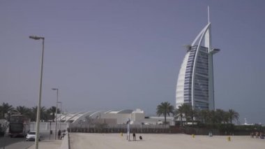 Burj Al Arab Hotel kamu Jumeirah açık plaj kıyısında Basra Körfezi, Dubai stok görüntüleri video