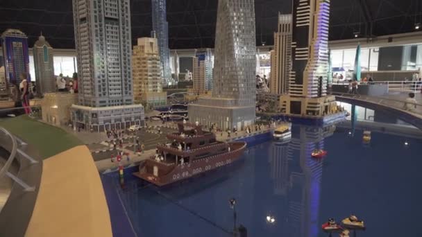 Tentoonstelling van maquettes Dubai Marina gemaakt van Lego stukken in Miniland Legoland op Dubai Parks and Resorts stock footage video — Stockvideo