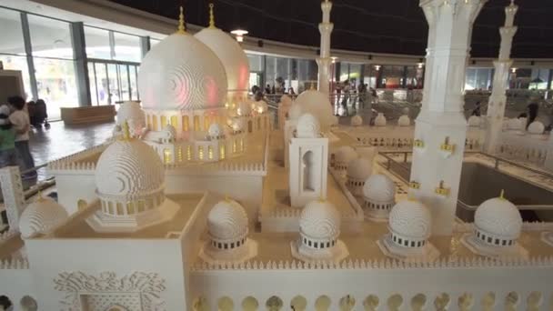 Ausstellung von Attrappen der Scheich-Zayed-Moschee aus Legosteinen im Miniland Legoland in Dubai Parks und Resorts Stock Footage Video — Stockvideo