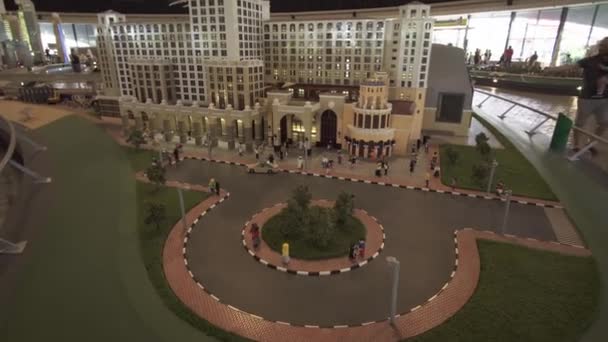 Utställning av modeller av de mest berömda landmärkena gjord av legobitar i Miniland Legoland på Dubai Parks and Resorts arkivfilmer video — Stockvideo