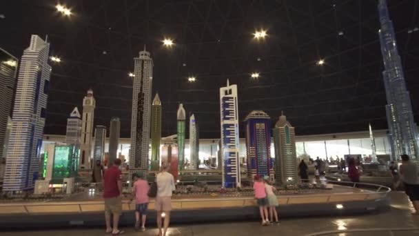 Tentoonstelling van maquettes van de meest beroemde bezienswaardigheden gemaakt van Lego stukken in Miniland Legoland op Dubai Parks and Resorts stock footage video — Stockvideo