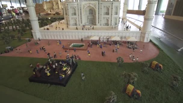 Ausstellung von Attrappen taj mahal aus Lego-Stücken im Miniland Legoland in Dubai Parks und Resorts Stock Footage Video — Stockvideo