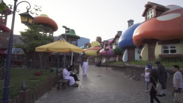 Territorium des Vergnügungsparks Schlümpfe Dorf in Bewegung in Dubai Parks und Resorts Stock Footage Video — Stockvideo