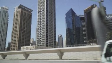 Dubai, Dubai Marina alanının gökdelenler yollarda seyahat, araba penceresi stok görüntüleri video görüntüleme