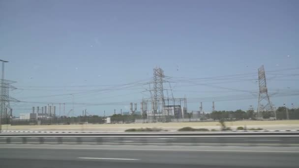 Central elétrica na zona industrial de Dubai, vista da janela do carro imagens de vídeo — Vídeo de Stock