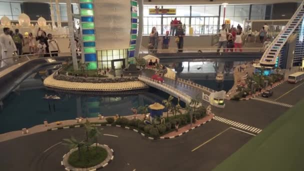 Tentoonstelling van maquettes Jumeirah Beach Hotel en Burj Al Arab Hotel gemaakt van Lego stukken in Miniland Legoland op Dubai Parks and Resorts stock footage video — Stockvideo