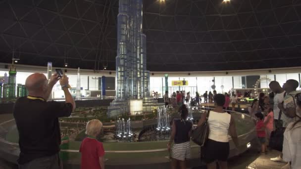 Utställning av mock-ups fontän nära Burj Khalifa gjord av legobitar i Miniland Legoland på Dubai Parks and Resorts arkivfilmer video — Stockvideo