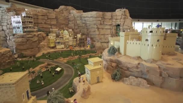 Tentoonstelling van maquettes van de meest beroemde bezienswaardigheden gemaakt van Lego stukken in Miniland Legoland op Dubai Parks and Resorts stock footage video — Stockvideo