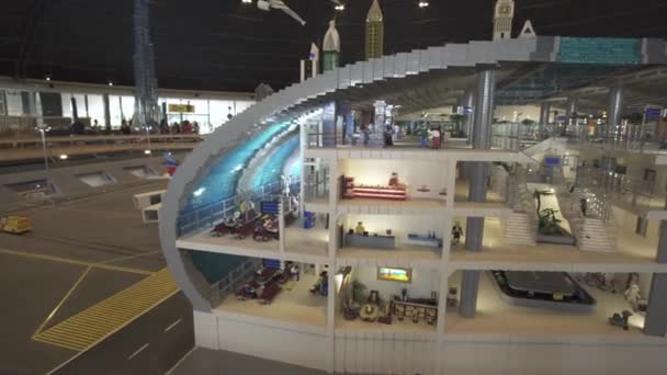 Exposição de maquetes Aeroporto de Dubai feito de peças de Lego em Miniland Legoland em Dubai Parks and Resorts vídeo de imagens de estoque — Vídeo de Stock