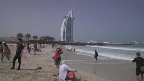 Public Jumeirah Open Beach sulla costa del Golfo Persico, Dubai stock footage video — Video Stock