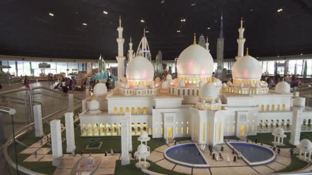 Mostra di modellini Sheikh Zayed Grande Moschea fatta di pezzi Lego in Miniland Legoland a Dubai Parchi e Resort stock footage video — Video Stock