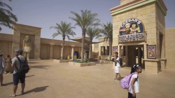 Amusement en entertainment op het grondgebied avontuur van Legoland op Dubai Parks and Resorts stock footage video — Stockvideo
