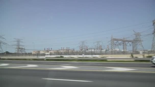 Central elétrica na zona industrial de Dubai, vista da janela do carro imagens de vídeo — Vídeo de Stock