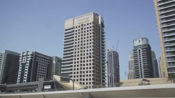 Reizen op de wegen van Dubai, wolkenkrabbers van de jachthaven van Dubai, uitzicht vanaf de auto venster stock footage video — Stockvideo