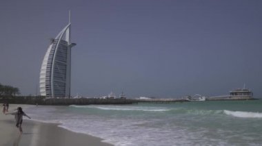 Burj Al Arab Hotel kamu Jumeirah açık plaj kıyısında Basra Körfezi, Dubai stok görüntüleri video