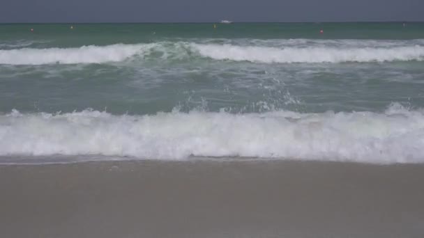 Hermosas olas de mar grandes del Golfo Pérsico en el público Jumeirah Open Beach en Dubai material de archivo de vídeo — Vídeos de Stock