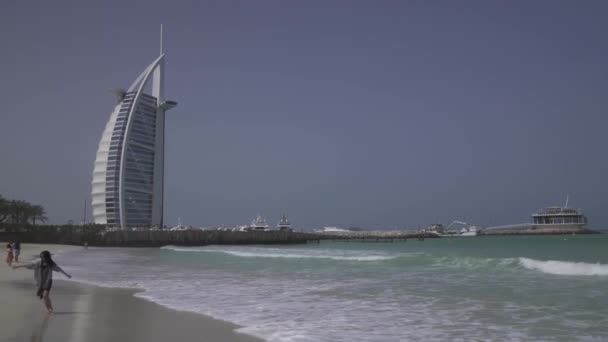 Hotel Burj Al Arab na veřejné pláži Jumeirah Open na pobřeží Perského zálivu, Dubaj stopáže videa — Stock video