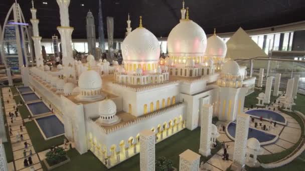 Exposición de maquetas de Sheikh Zayed Gran Mezquita hecha de piezas de Lego en Miniland Legoland en Dubai Parks and Resorts archivo de vídeo — Vídeo de stock