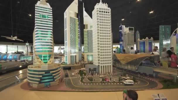 Esposizione di grattacieli modellati di Dubai realizzati con pezzi Lego in Miniland Legoland presso Dubai Parks and Resorts stock footage video — Video Stock