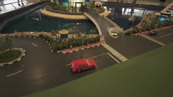 在迪拜公园和度假胜地的 Miniland 加州的乐高小块的模拟 ups 海滩酒店和迪拜塔酒店的展览视频 — 图库视频影像