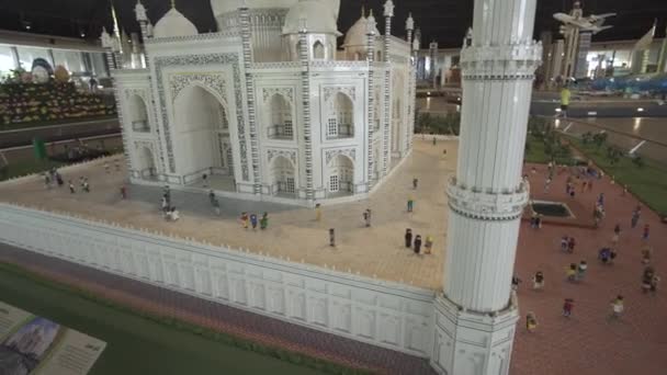 Mostra di modellini Taj Mahal realizzati con pezzi Lego in Miniland Legoland presso i Parchi e Resort di Dubai stock footage video — Video Stock