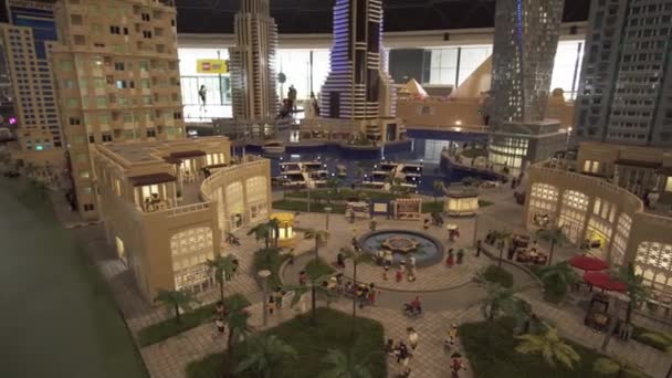 Tentoonstelling van maquettes Dubai Marina gemaakt van Lego stukken in Miniland Legoland op Dubai Parks and Resorts stock footage video — Stockvideo