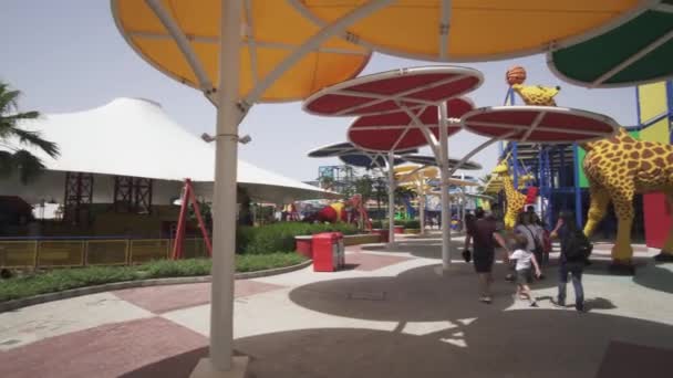 Amusement en entertainment op het grondgebied van verbeelding van Legoland op Dubai Parks and Resorts stock footage video — Stockvideo